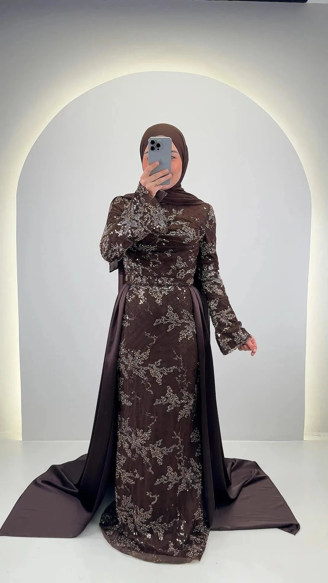 Azmia Abendkleid Braun mit Hijab