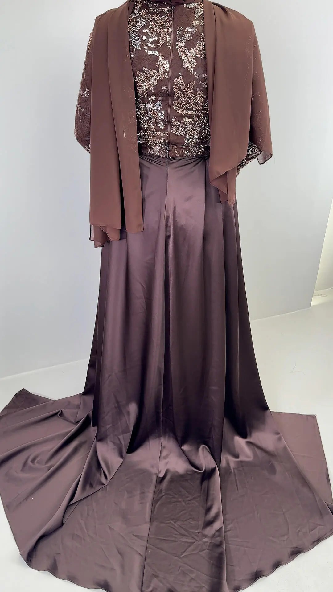 Azmia Abendkleid Braun mit Hijab